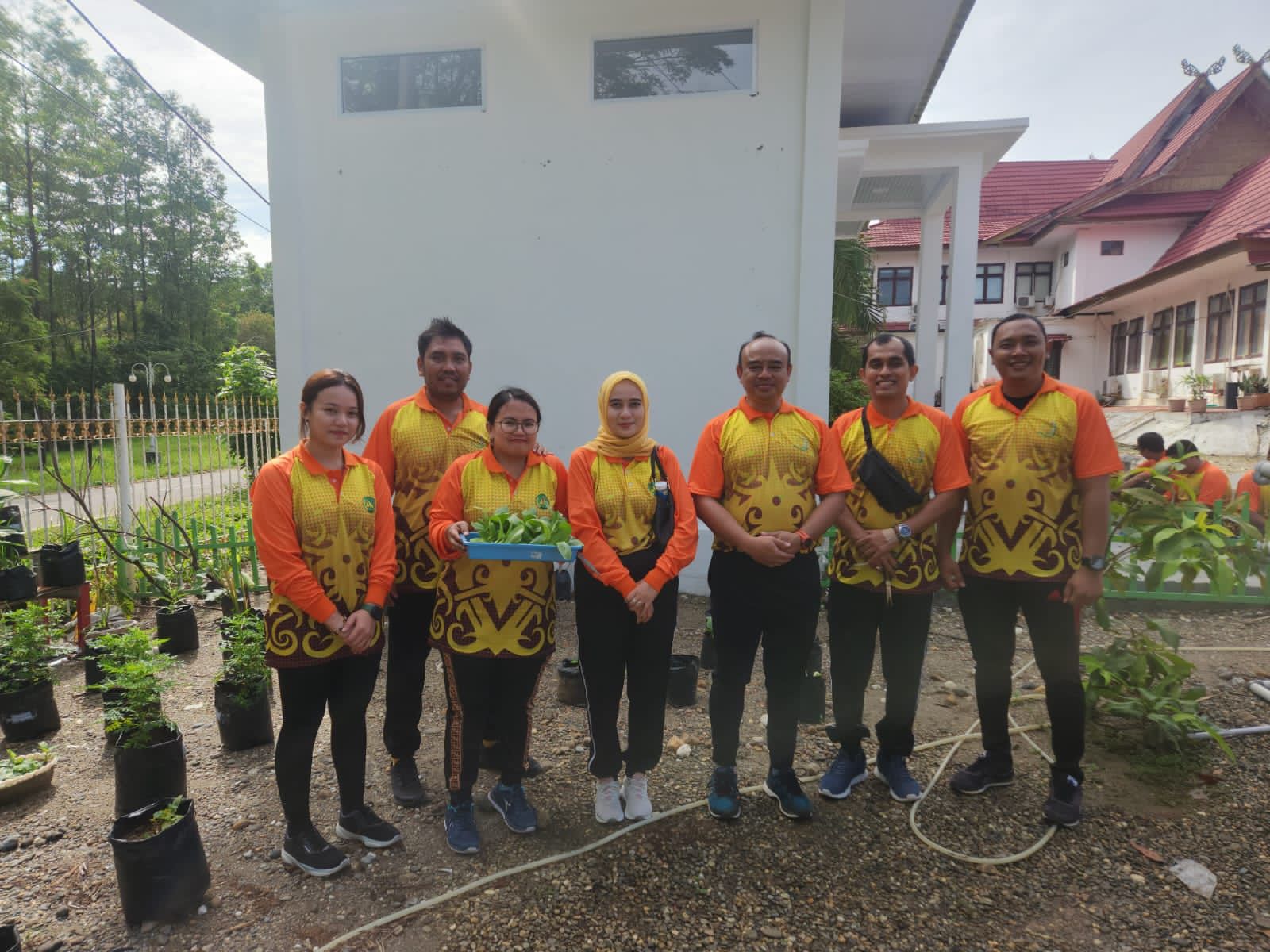 Kegiatan Bertanam Sayuran di Kebun Hidroponik dan Toga IAD Daerah Rokan Hulu