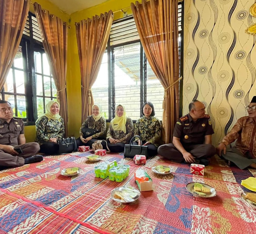 Pelaksanaan Anjangsana Ke Rumah Purna Adhyaksa Kejaksaan Negeri Rokan Hulu dan Anggota Kehormatan IAD Daerah Rokan Hulu serta Kegiatan Bakti Sosial Ke Panti Asuhan